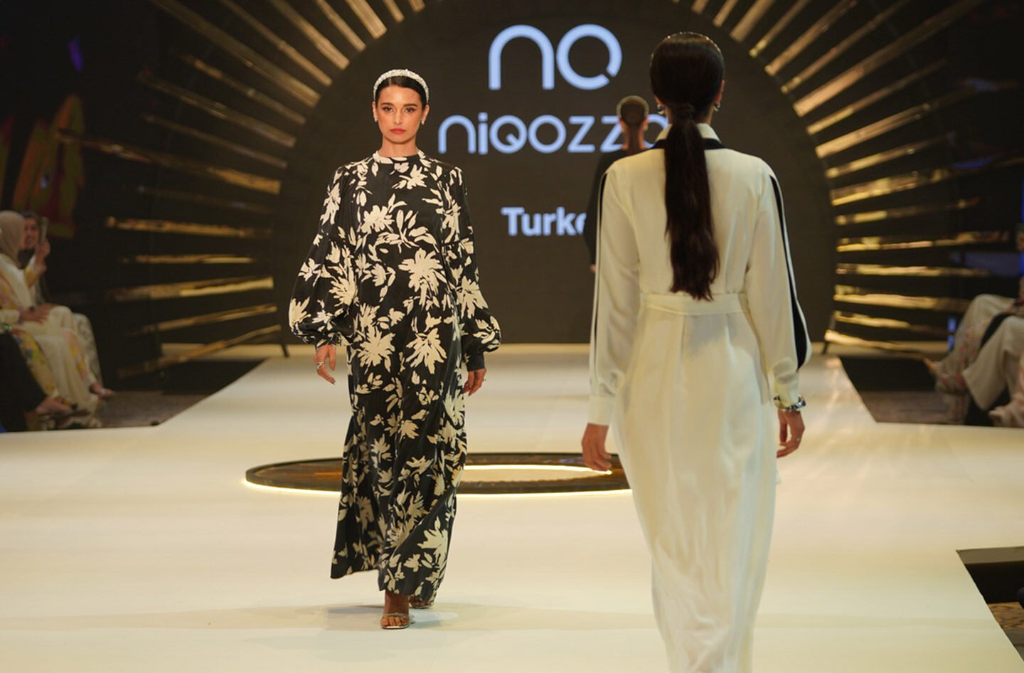 الموضة المحتشمة.. أناقة تعزز الثقة وتواكب الحياة اليومية